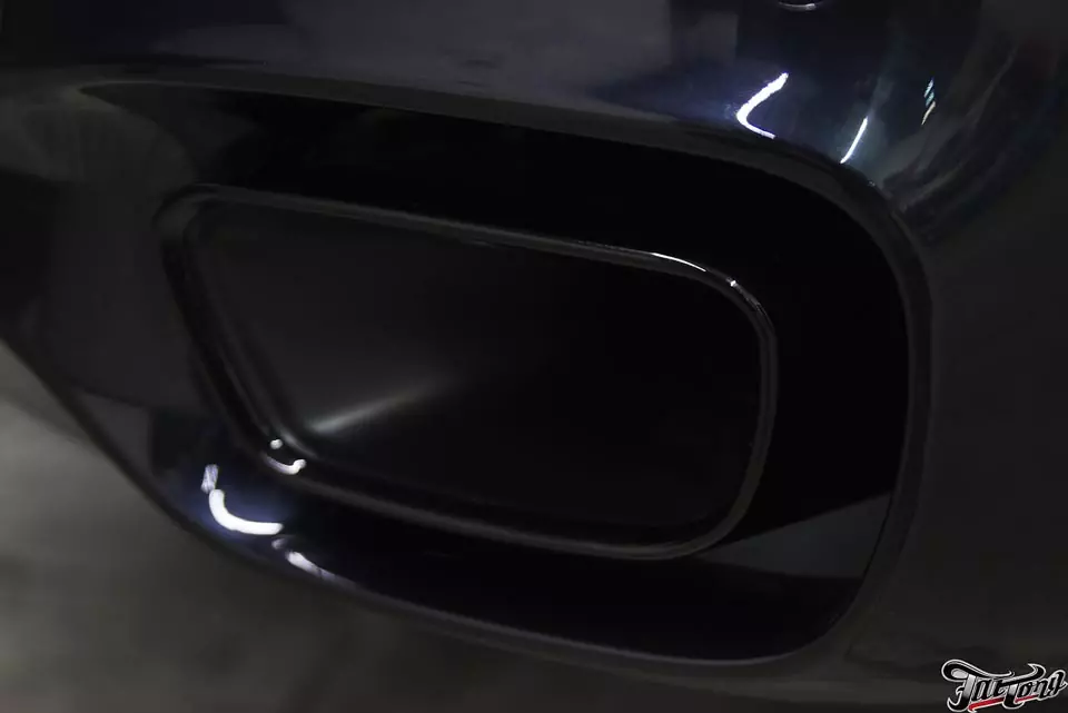 BMW X5 (F15). Установка сабвуфера в корпусе стелс в крыло. Перетяжка вставок центральной консоли в алькантару. Окрас насадок выхлопа в черный глянец.